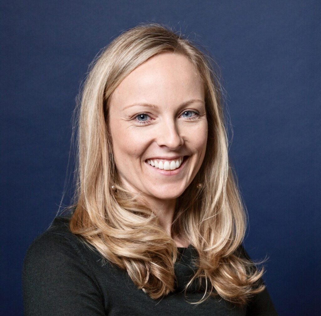 Jo Travers headshot